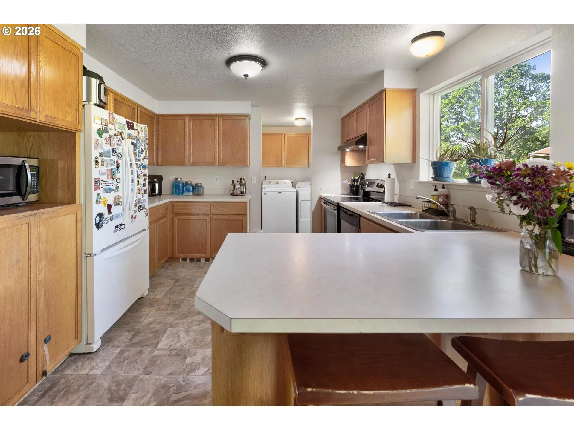 Kitchen-Breakfast Bar