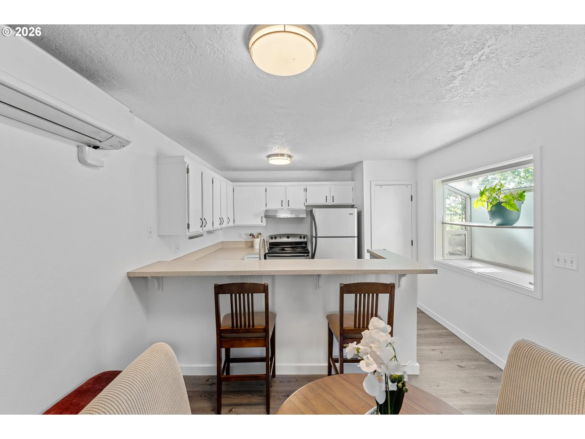 Kitchen-Breakfast Bar