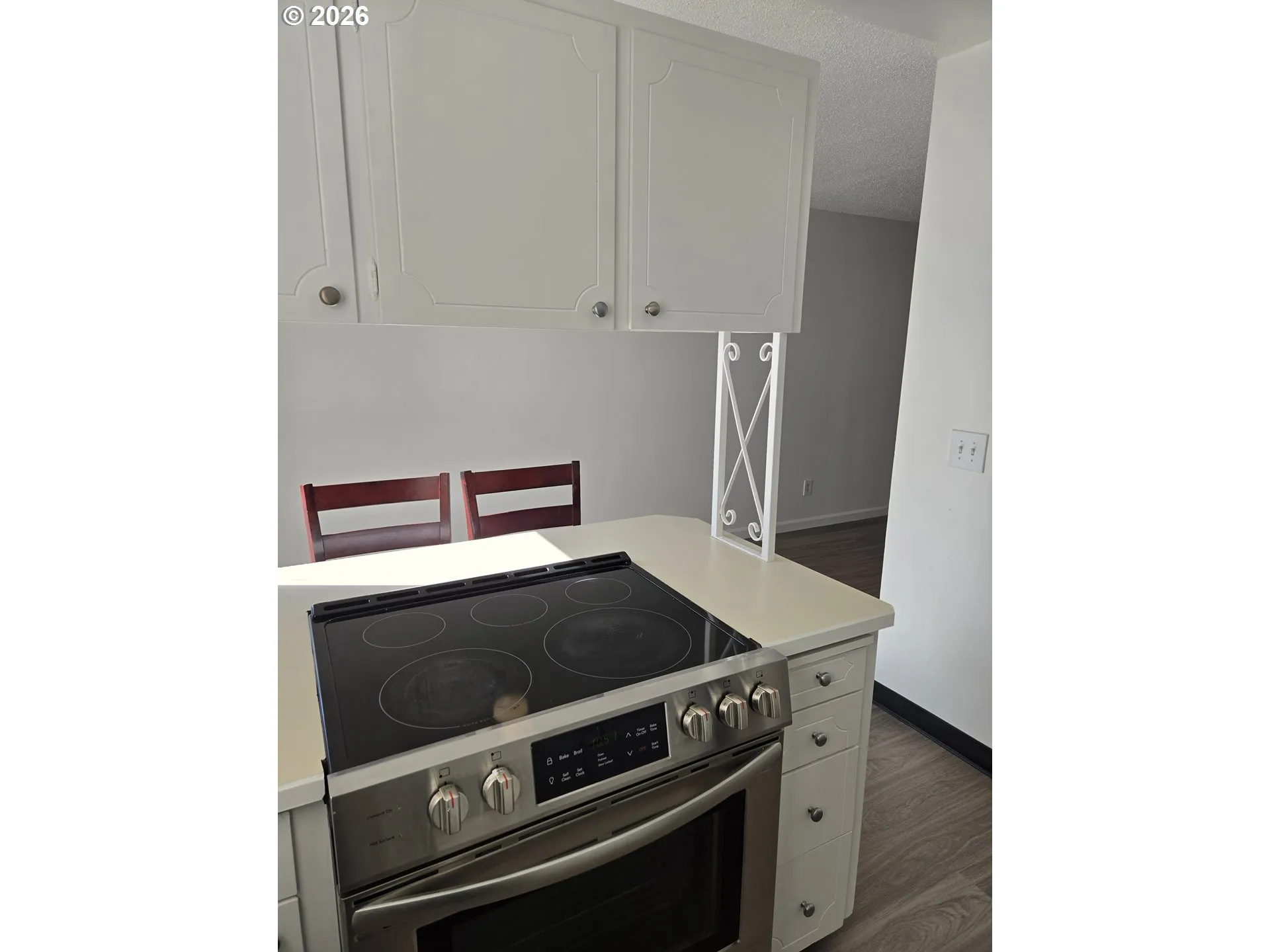 Kitchen-Breakfast Bar