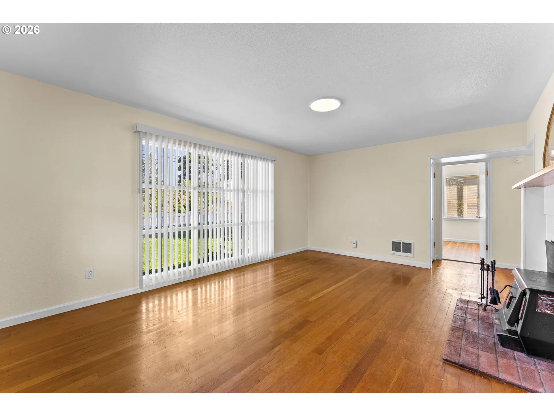 Living Room/Entrance