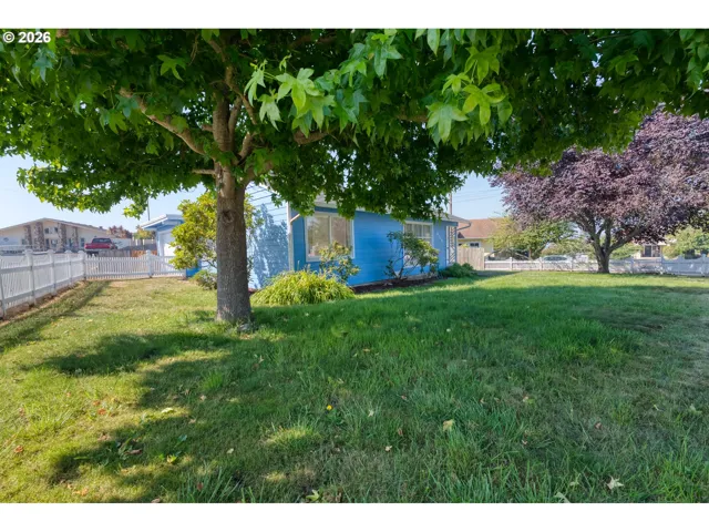 Front Yard-Fenced