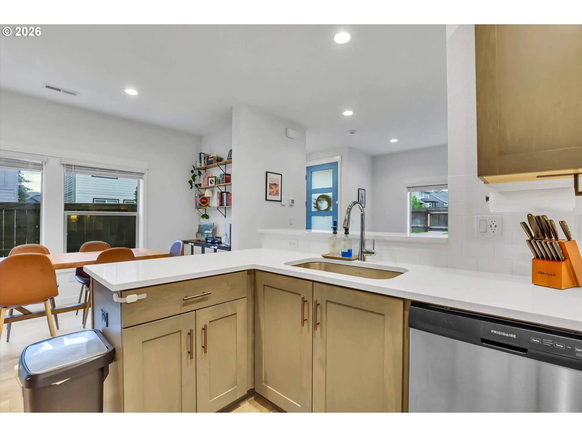 Kitchen-Breakfast Bar