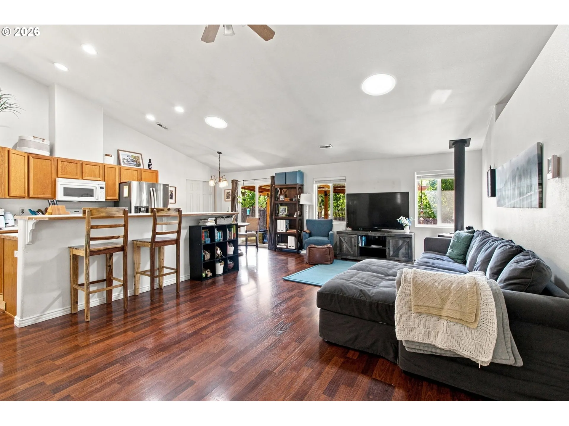 Living Room/Entrance