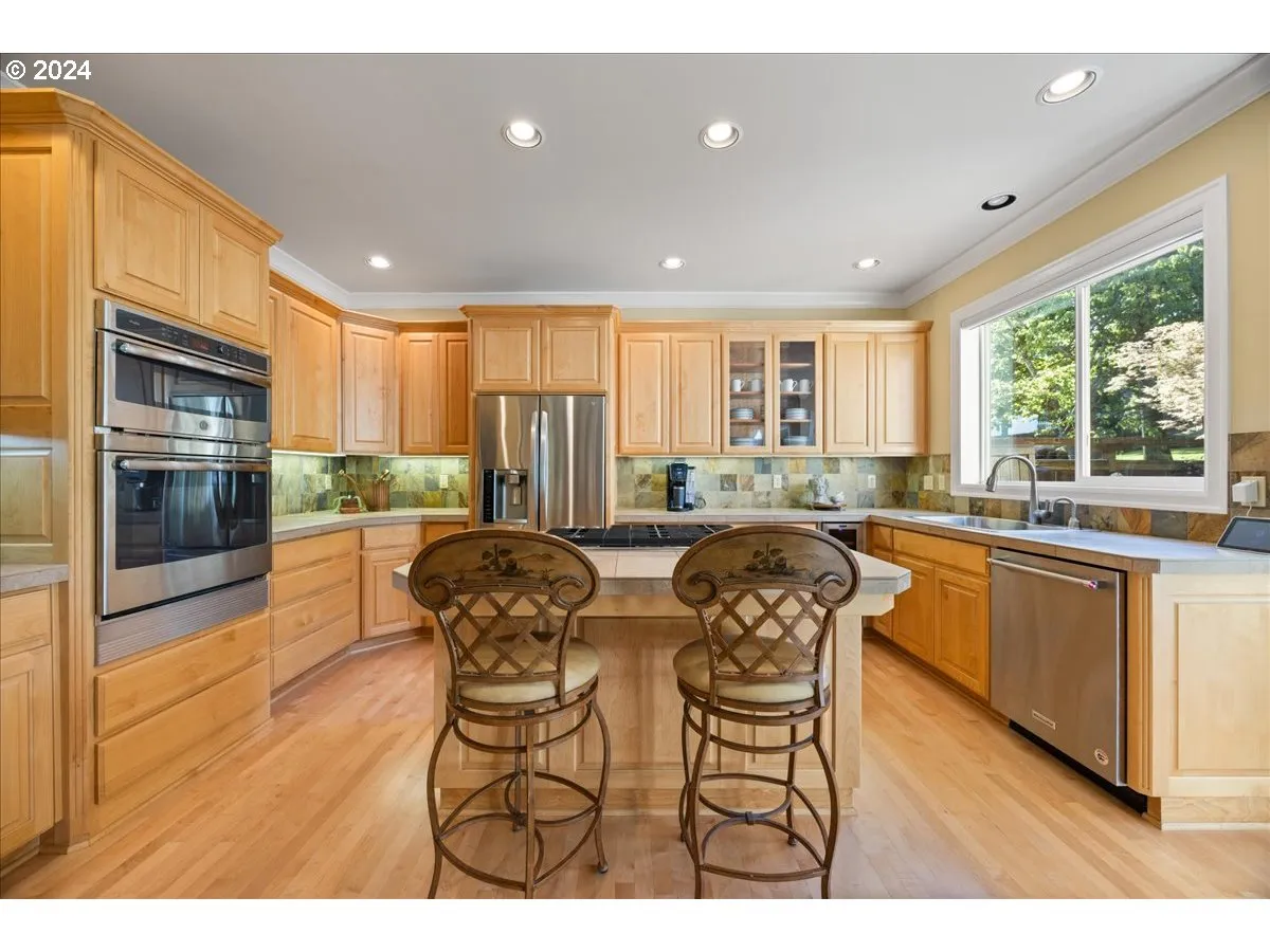 Kitchen-Breakfast Bar