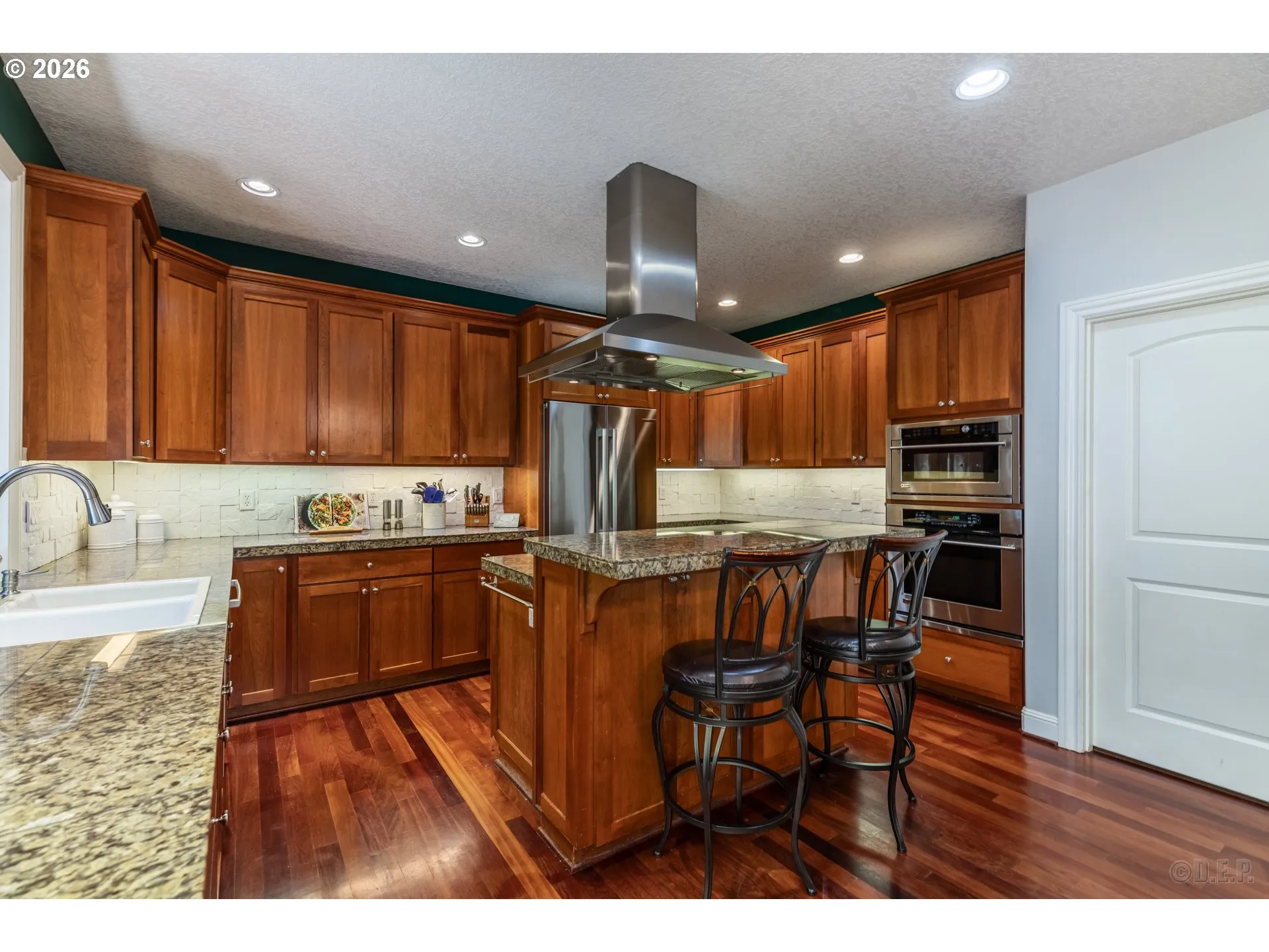Kitchen-Breakfast Bar