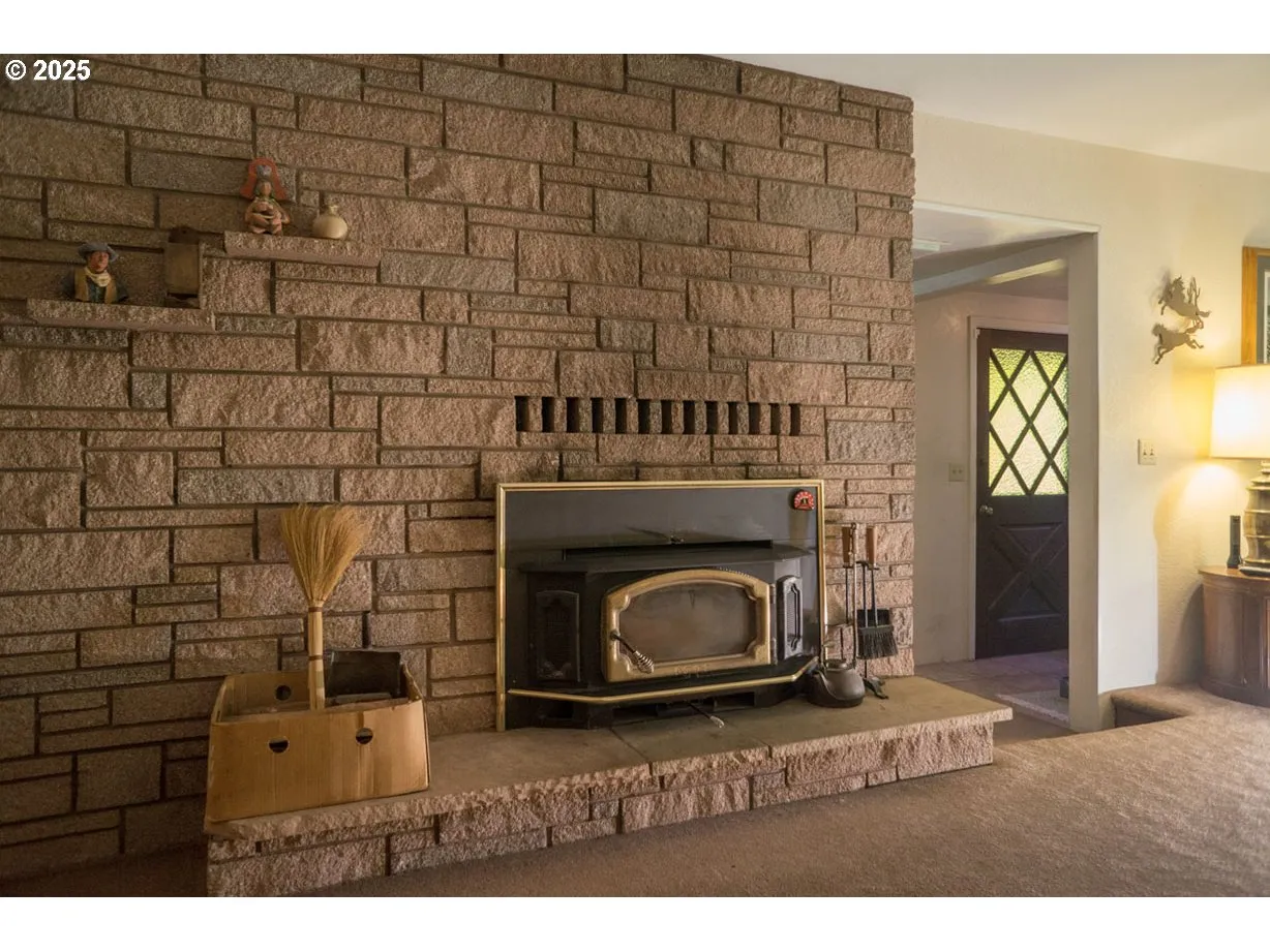 Living Room-Fireplace
