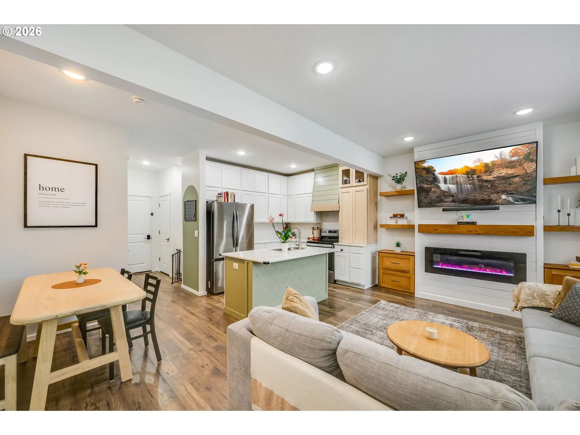 Living Room/Entrance