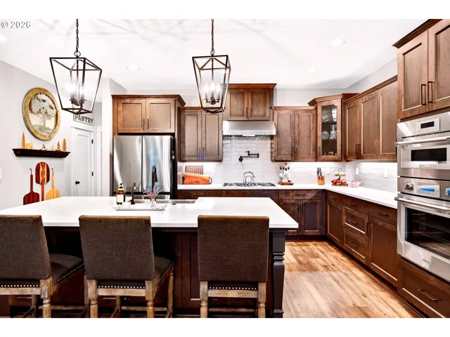 Kitchen-Breakfast Bar