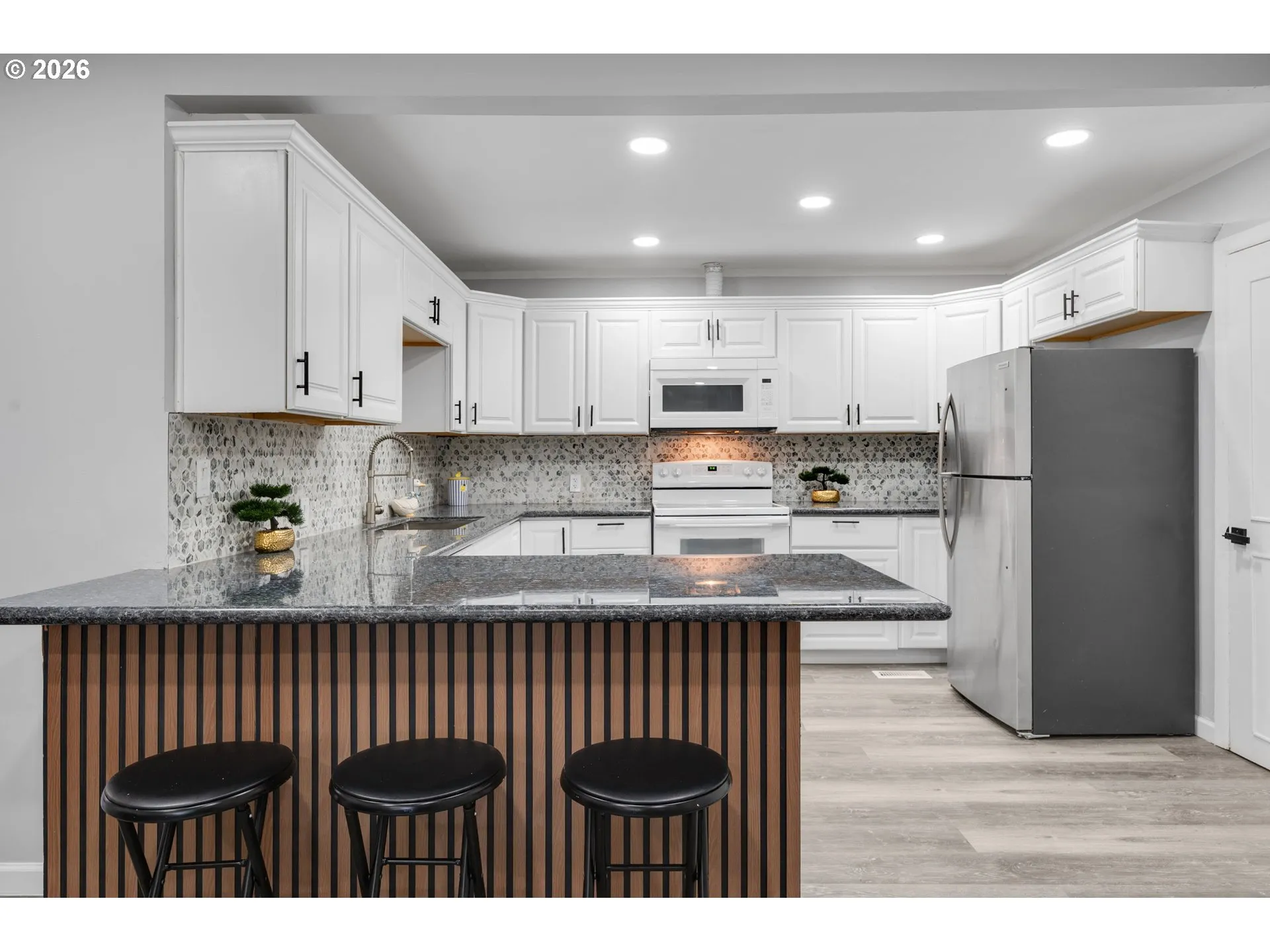 Kitchen-Breakfast Bar