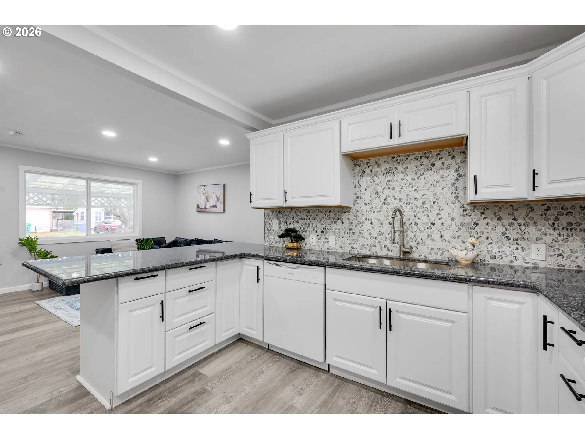 Kitchen-Breakfast Bar