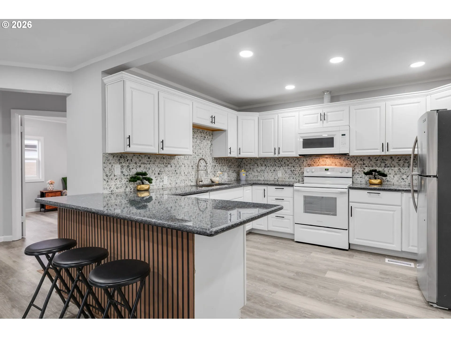 Kitchen-Breakfast Bar
