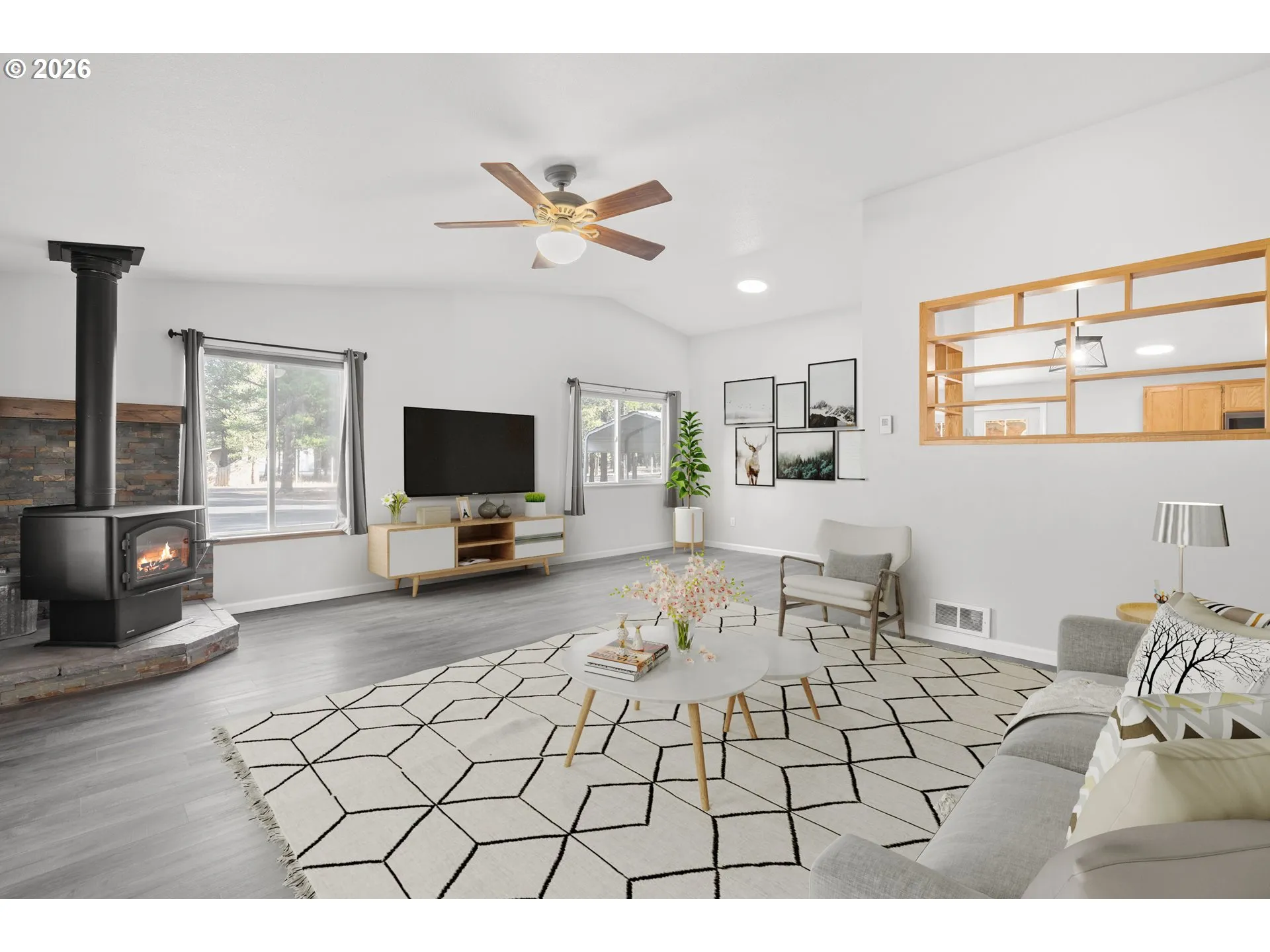 Living Room/Entrance