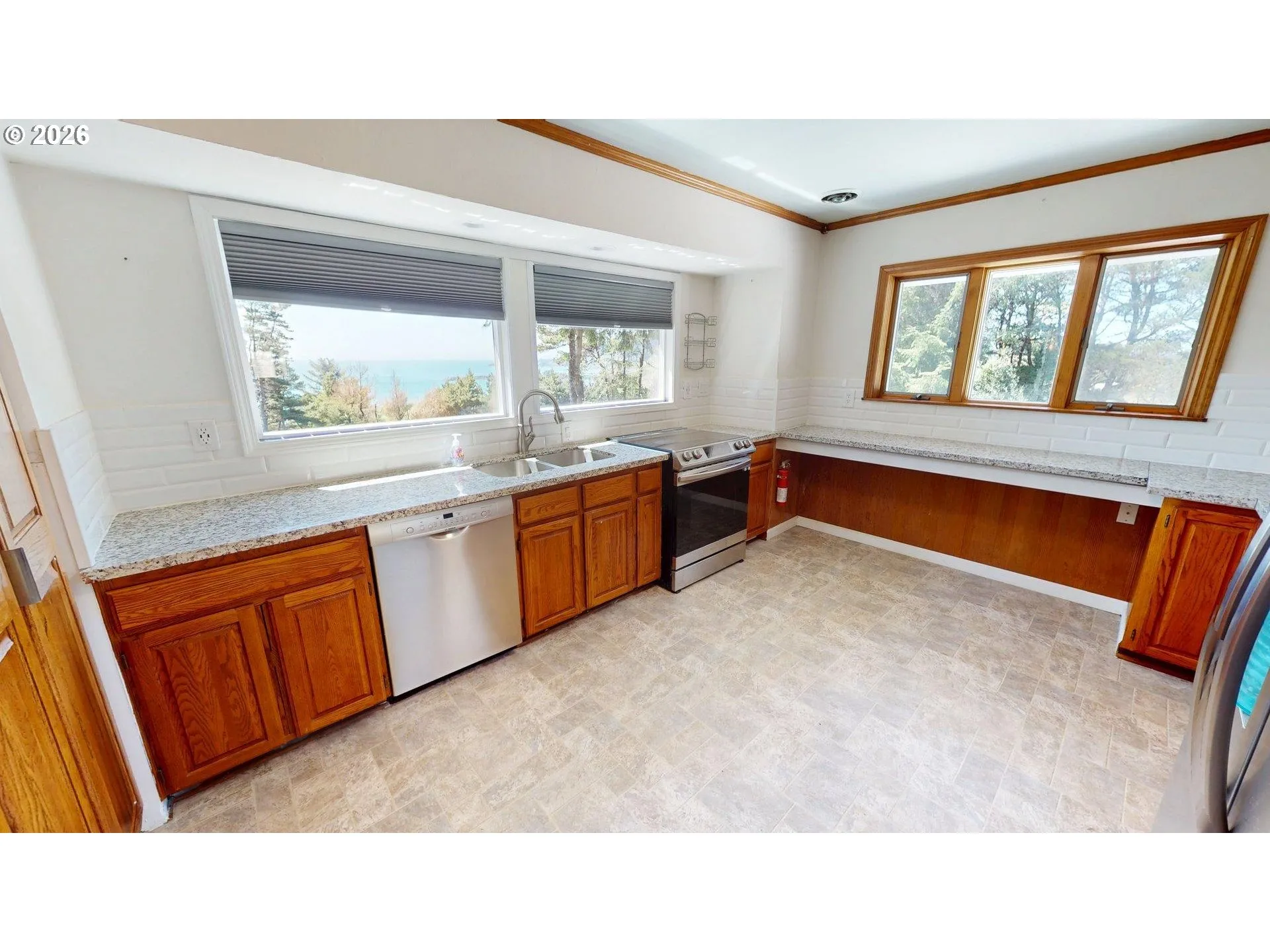 Kitchen-Breakfast Bar