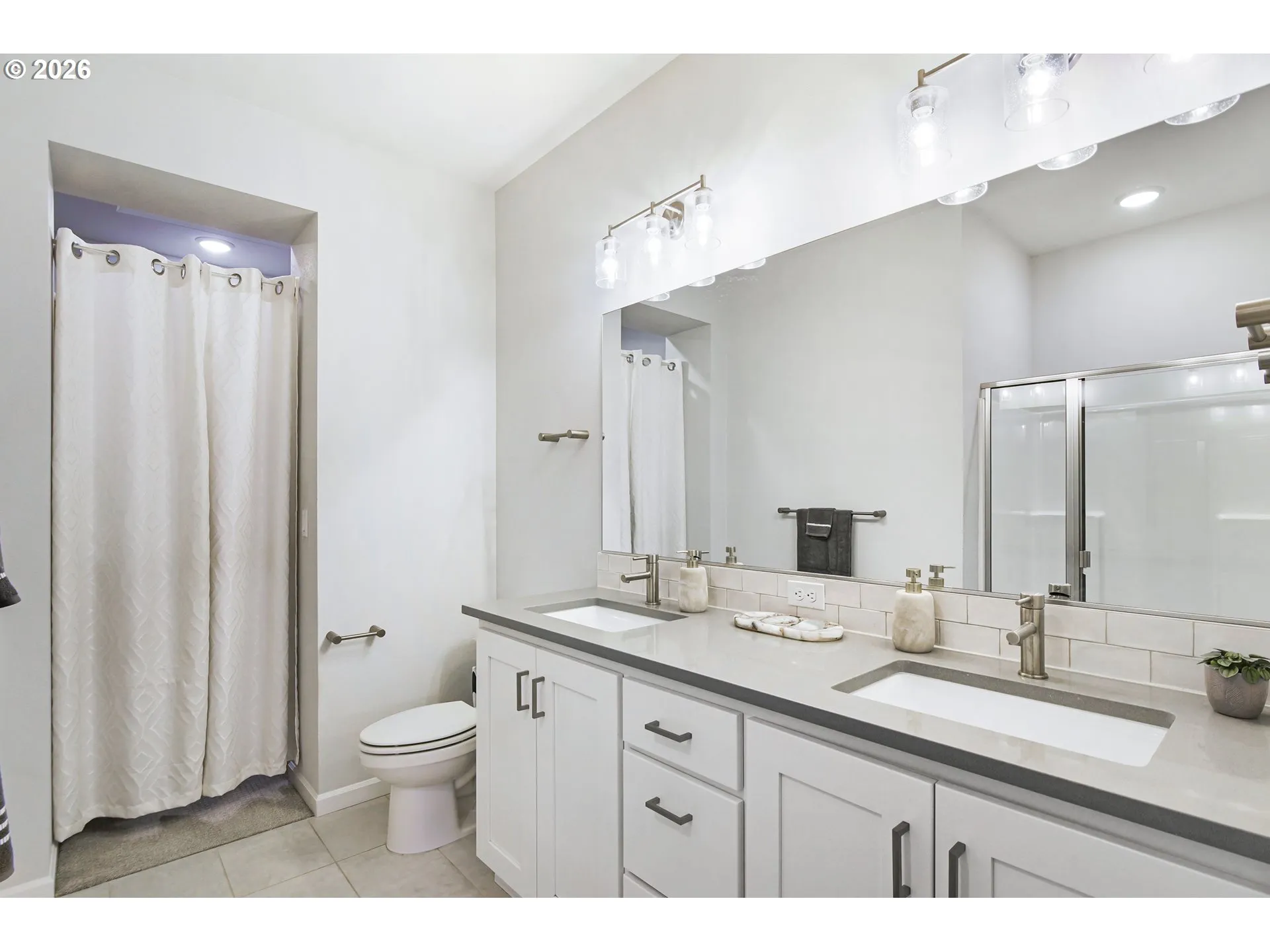 Bathroom, Attached-Walk-In Closet