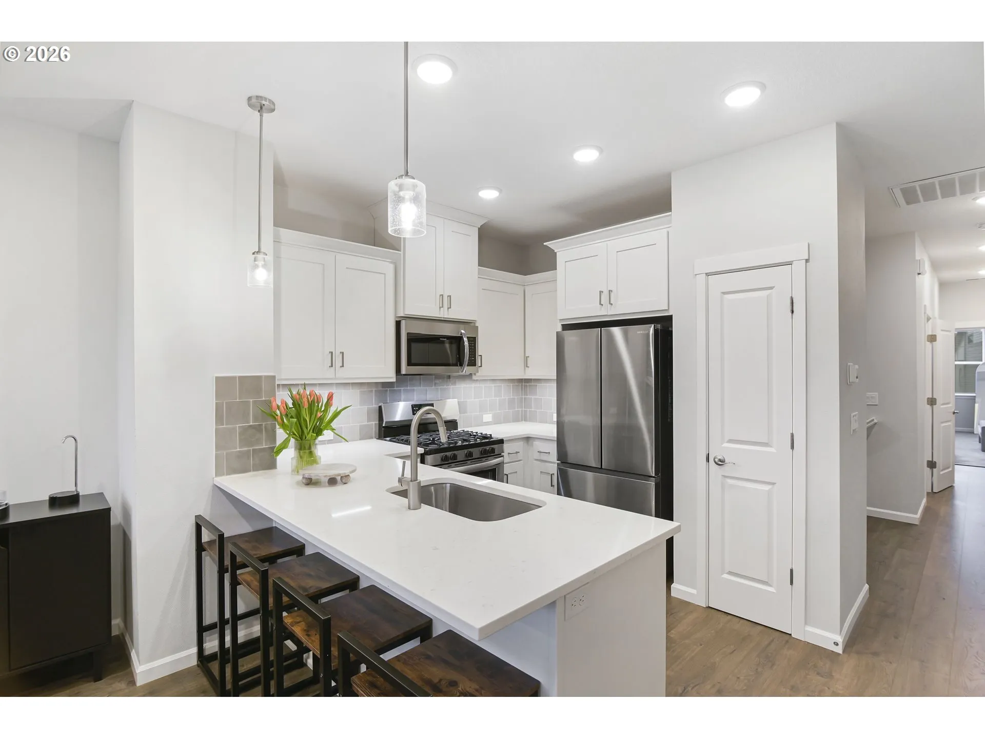 Kitchen-Breakfast Bar