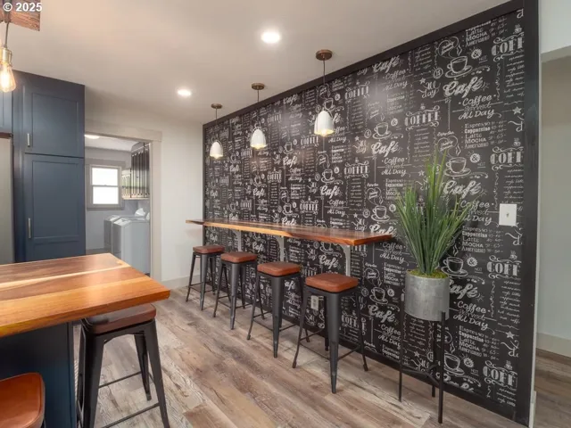 Kitchen-Breakfast Bar