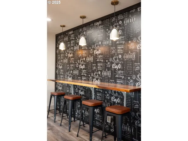 Kitchen-Breakfast Bar