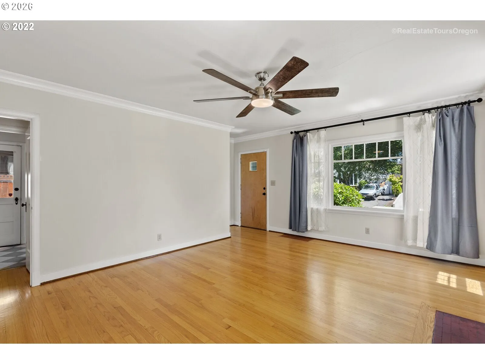 Living Room/Entrance