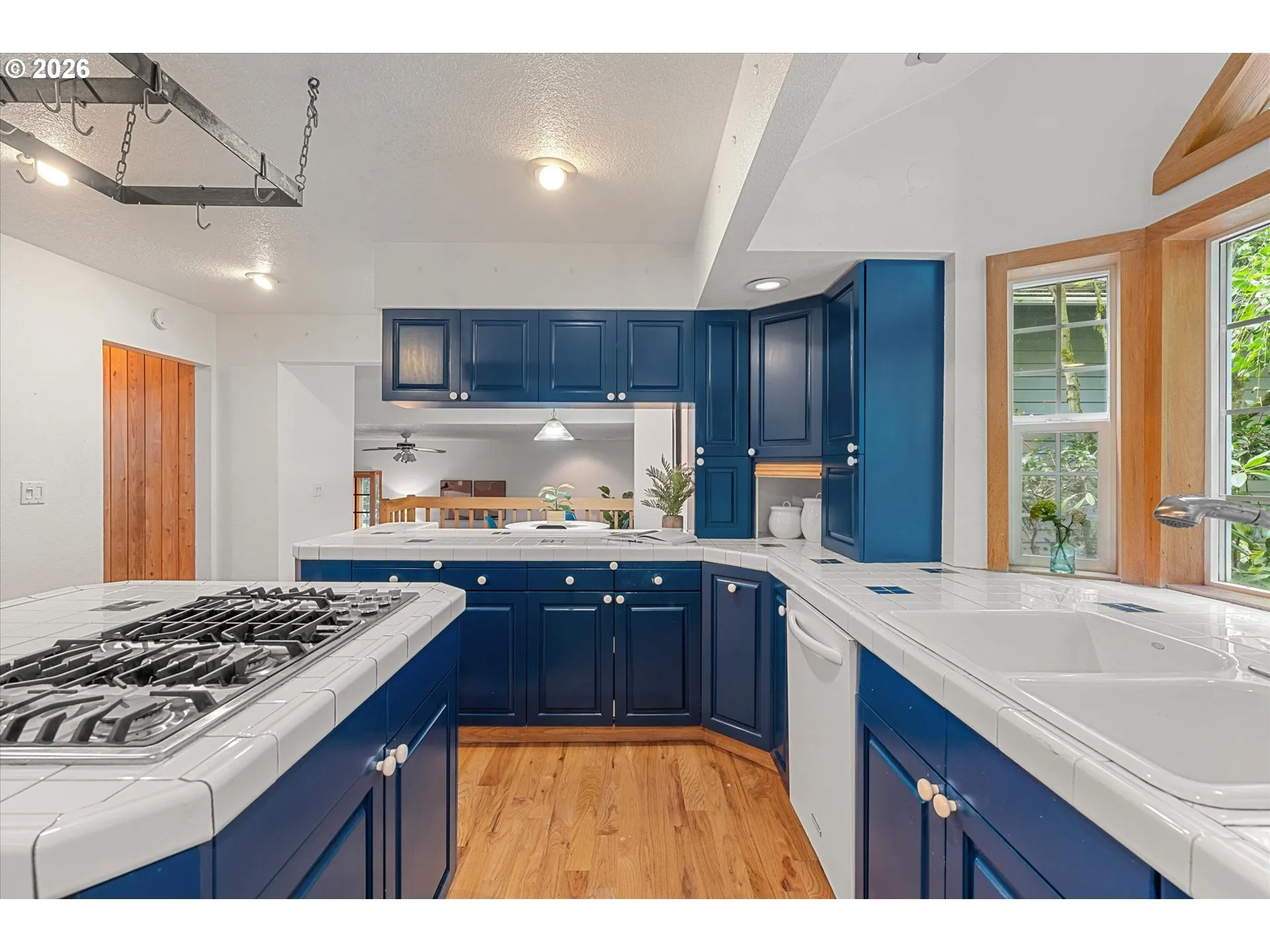 Kitchen-Breakfast Bar