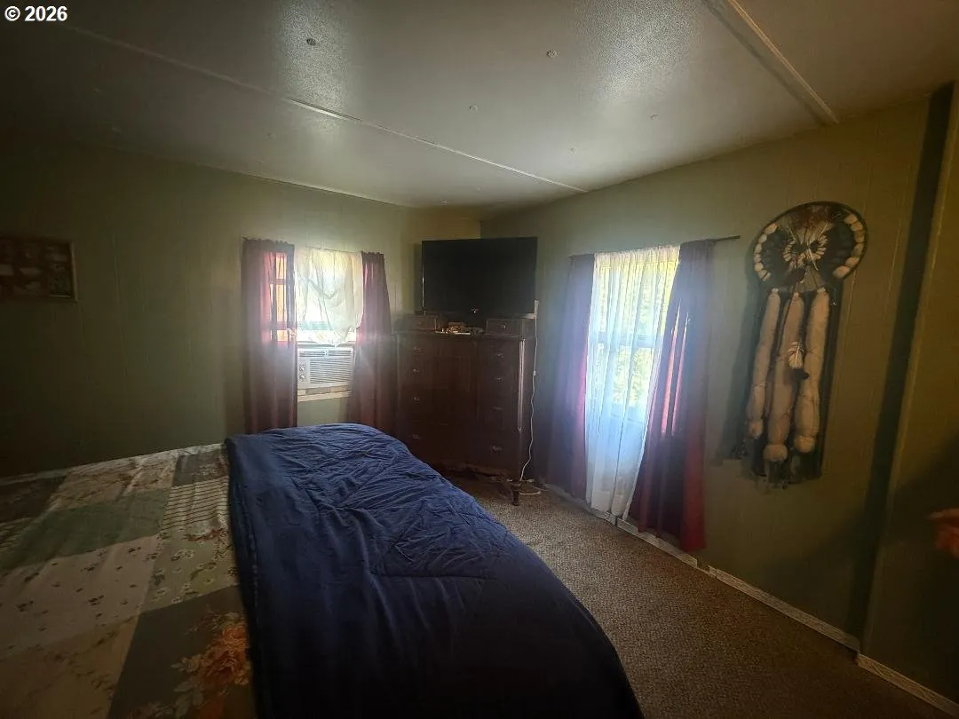 Bedroom, Primary