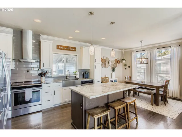 Kitchen/Dining Room-Island
