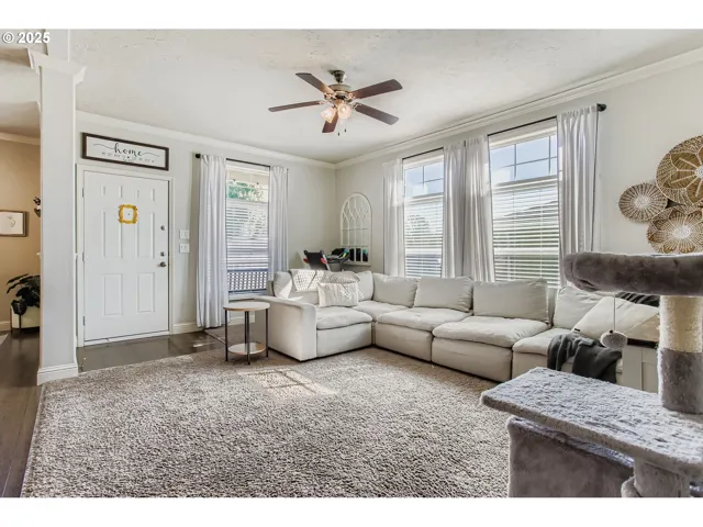 Living Room/Entrance