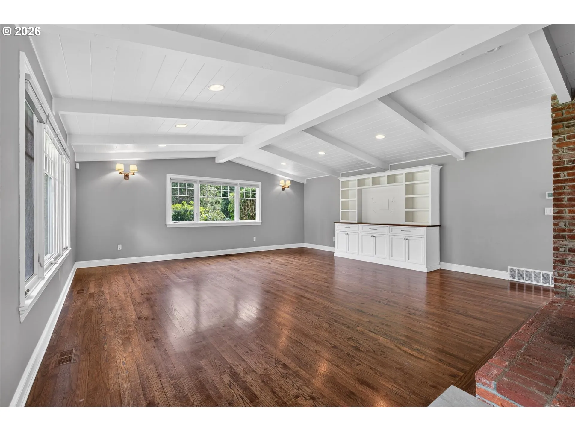 Living Room-Vaulted Ceilings