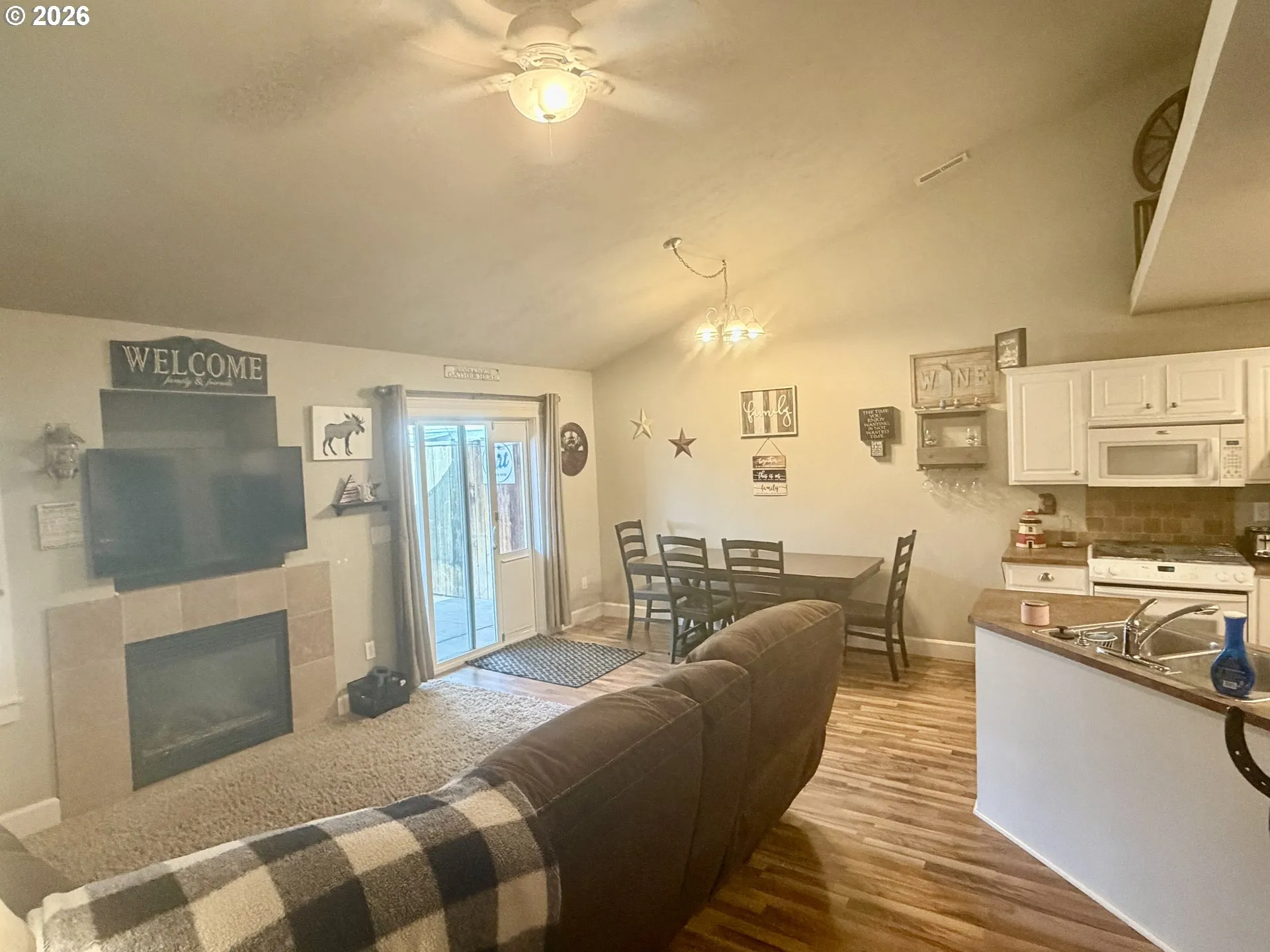 Living Room-Vaulted Ceilings