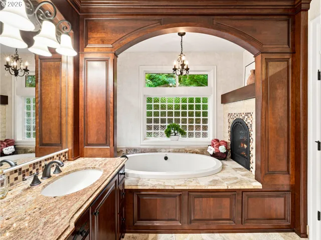 Bathroom, Attached-Garden Tub