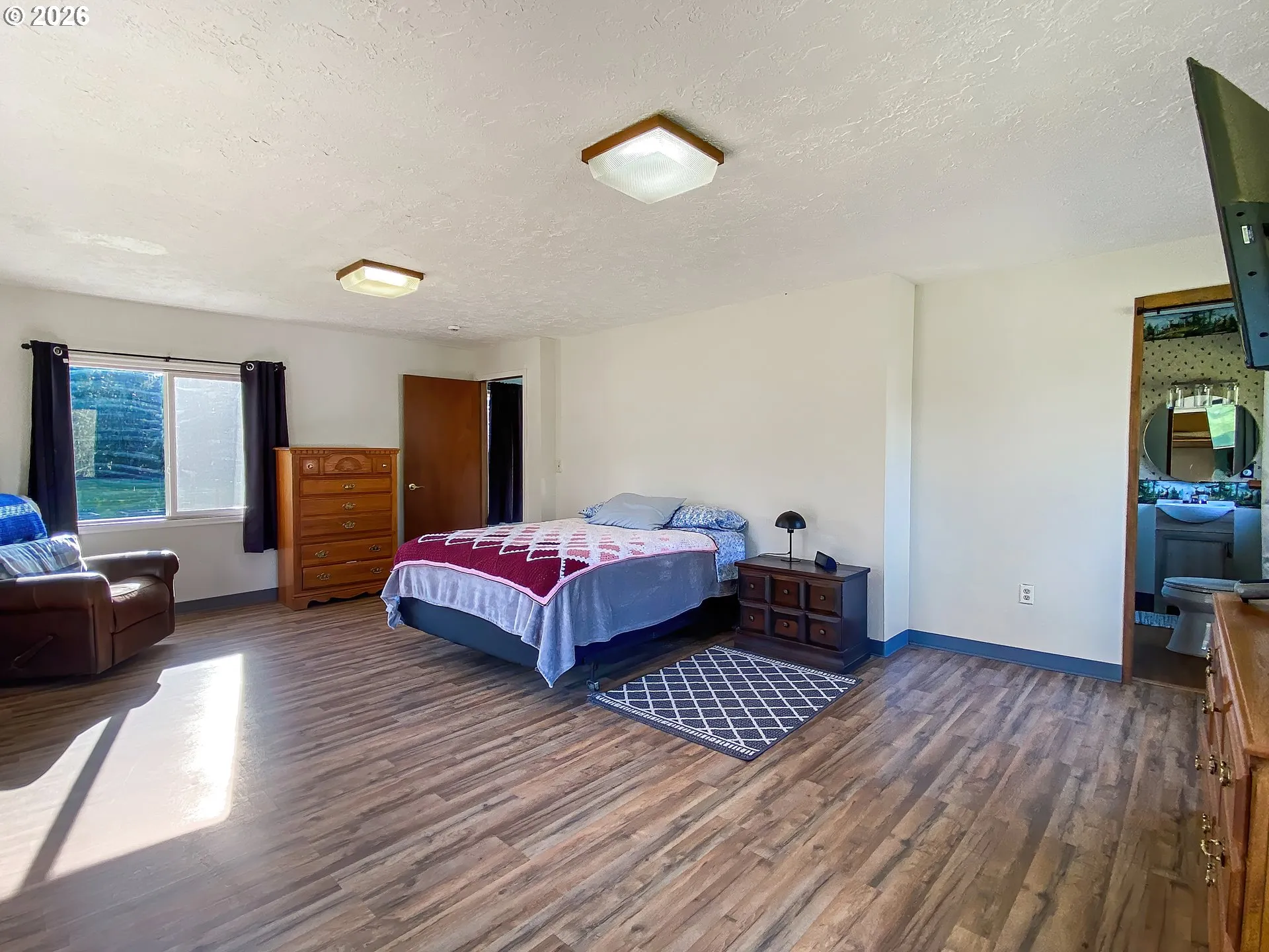 Bedroom-Full Bathroom