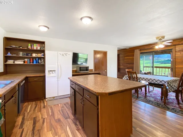 Kitchen-Breakfast Bar