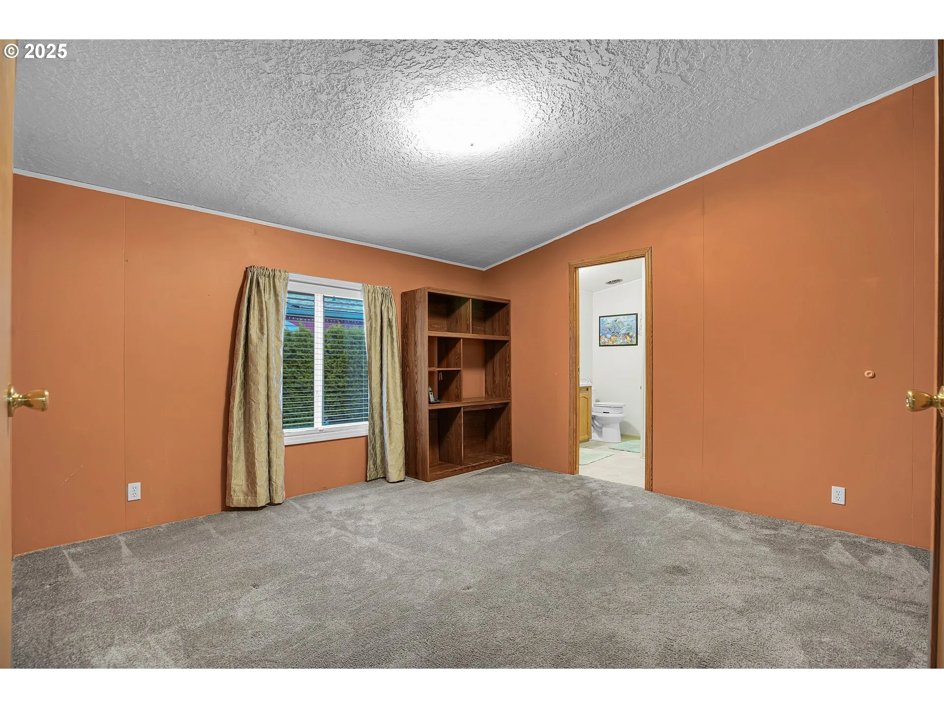 Bedroom-Full Bathroom