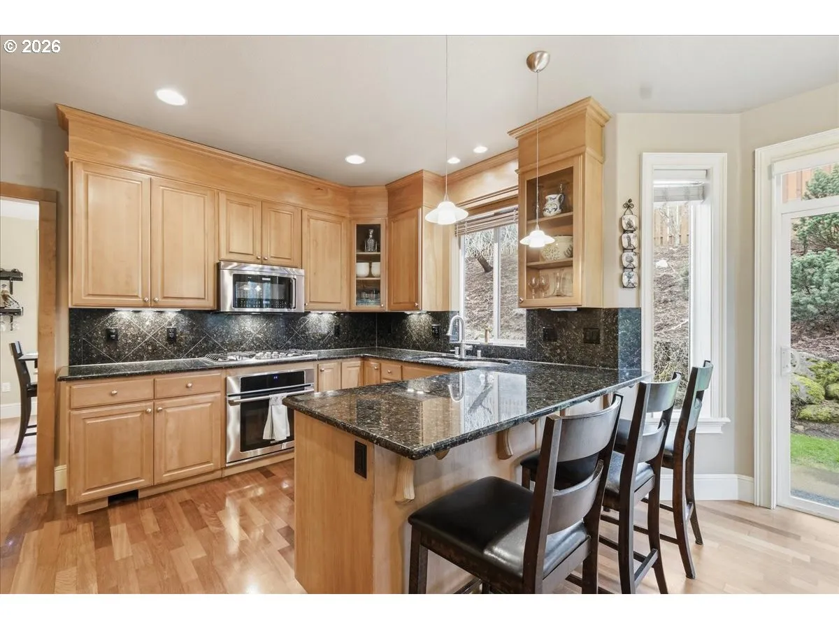 Kitchen-Breakfast Bar