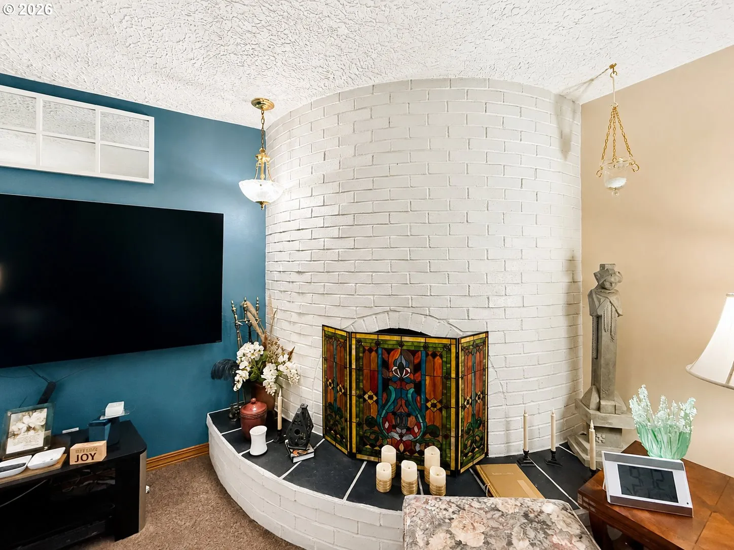 Living Room-Fireplace