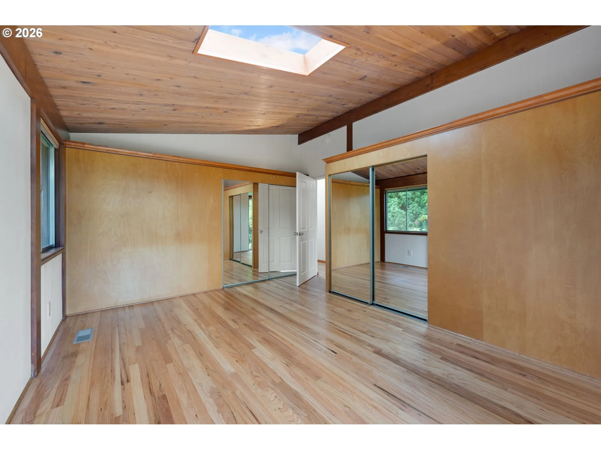 Bedroom, Primary-Skylight