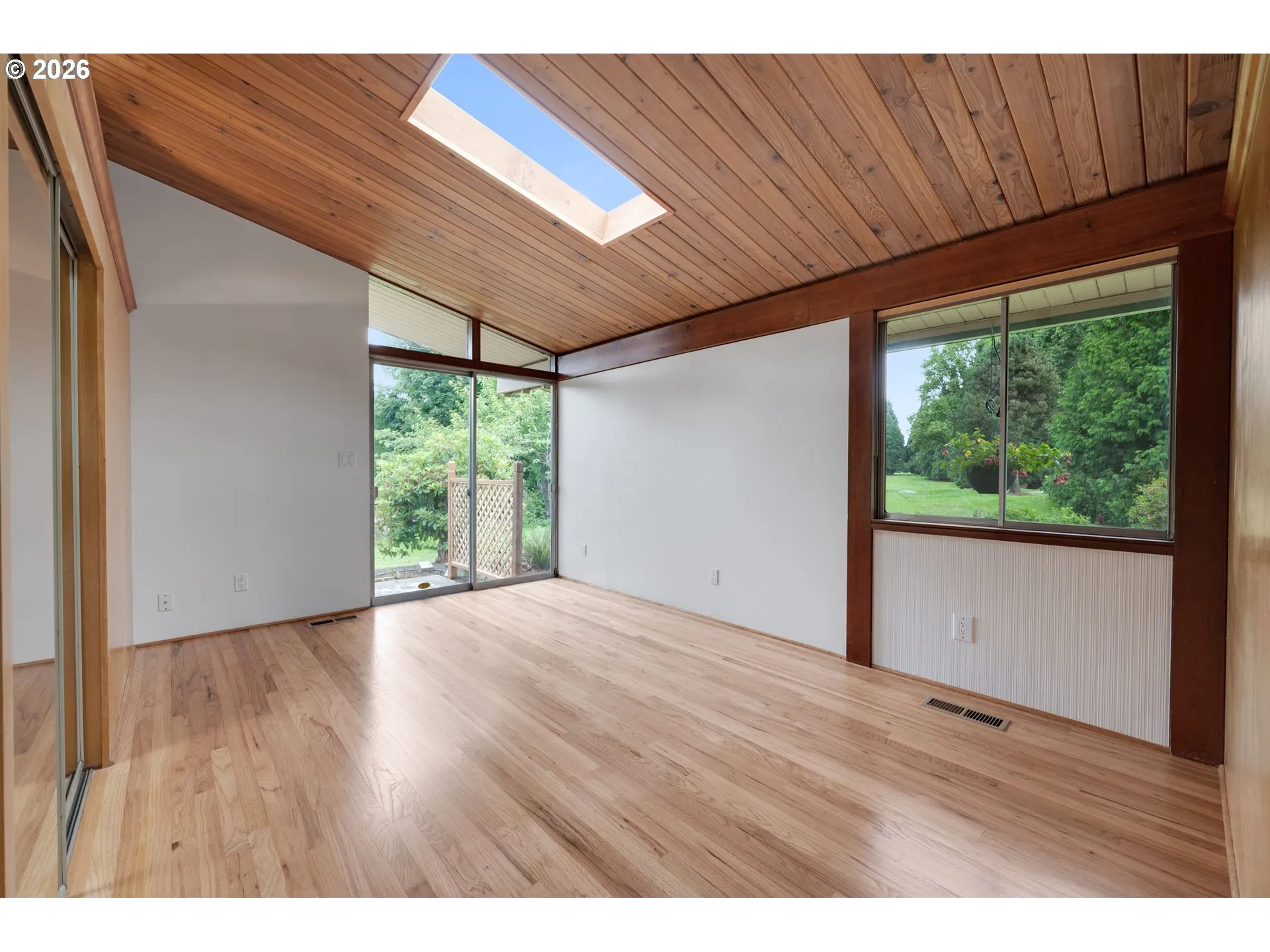 Bedroom, Primary-Vaulted Ceilings