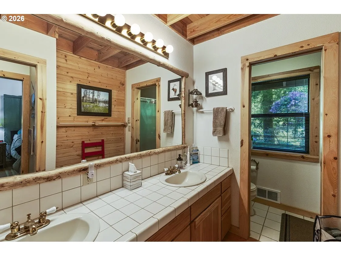 Bedroom-Full Bathroom