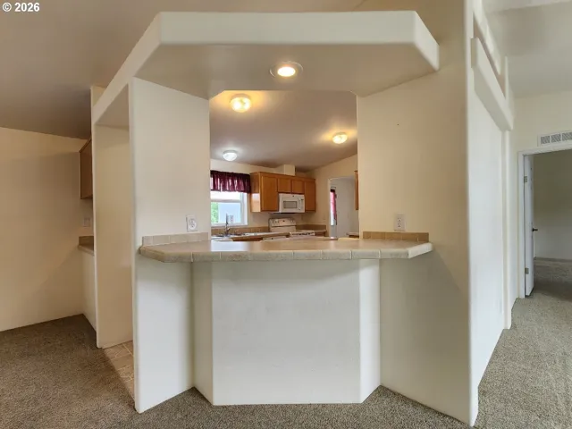 Kitchen-Breakfast Bar
