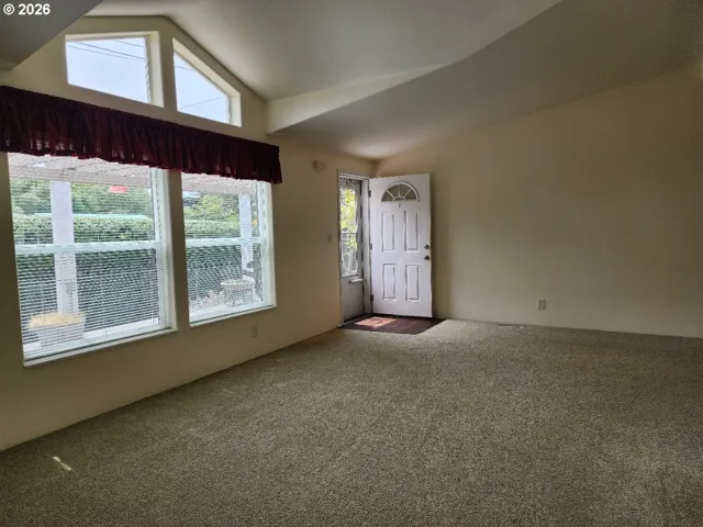 Living Room/Entrance