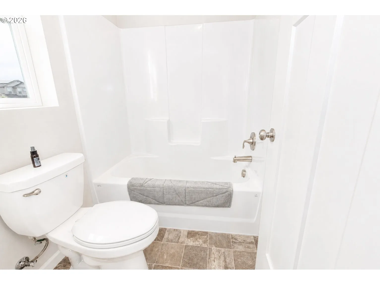 Bathroom, Continental-Upper