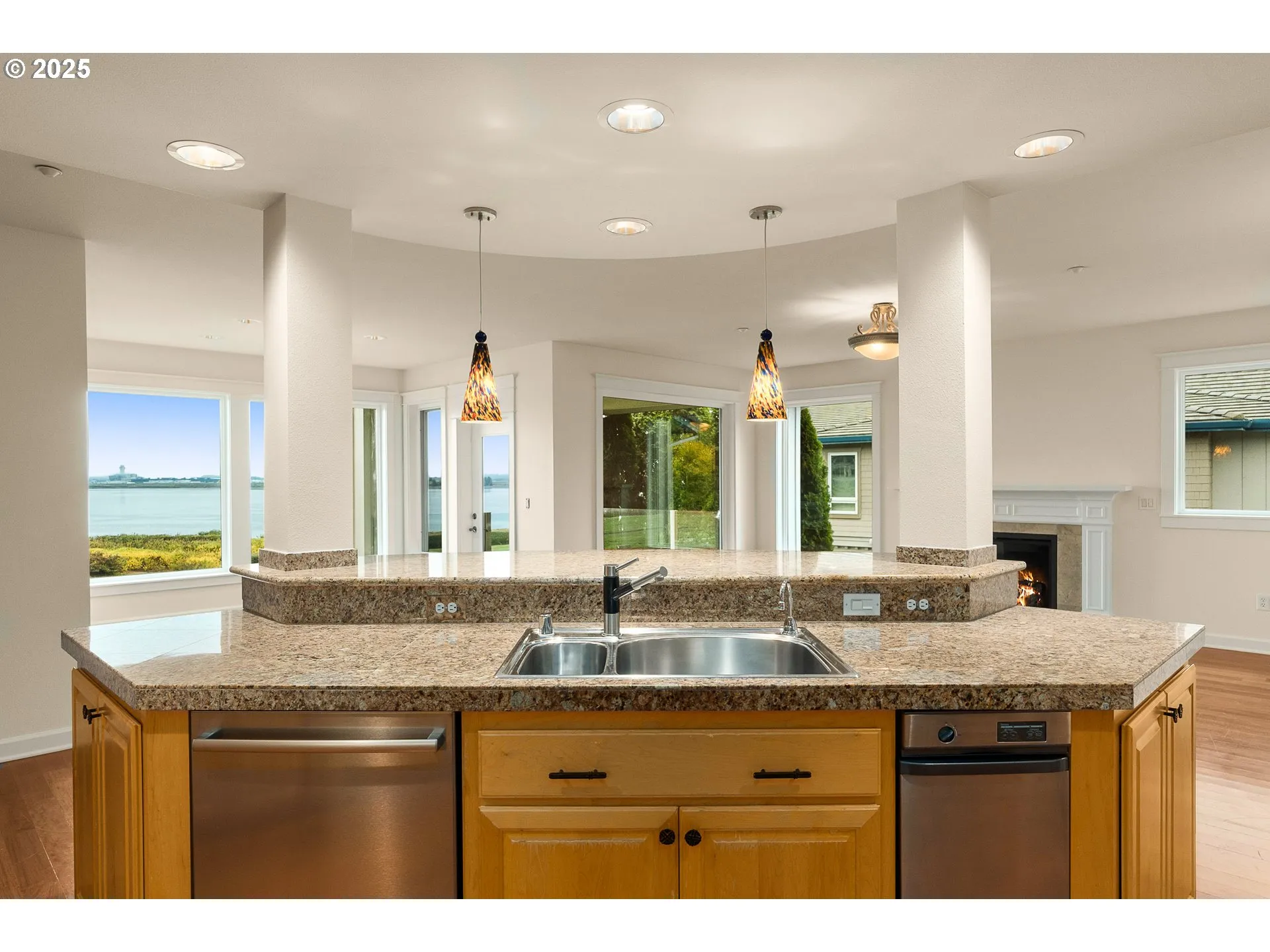 Kitchen-Breakfast Bar