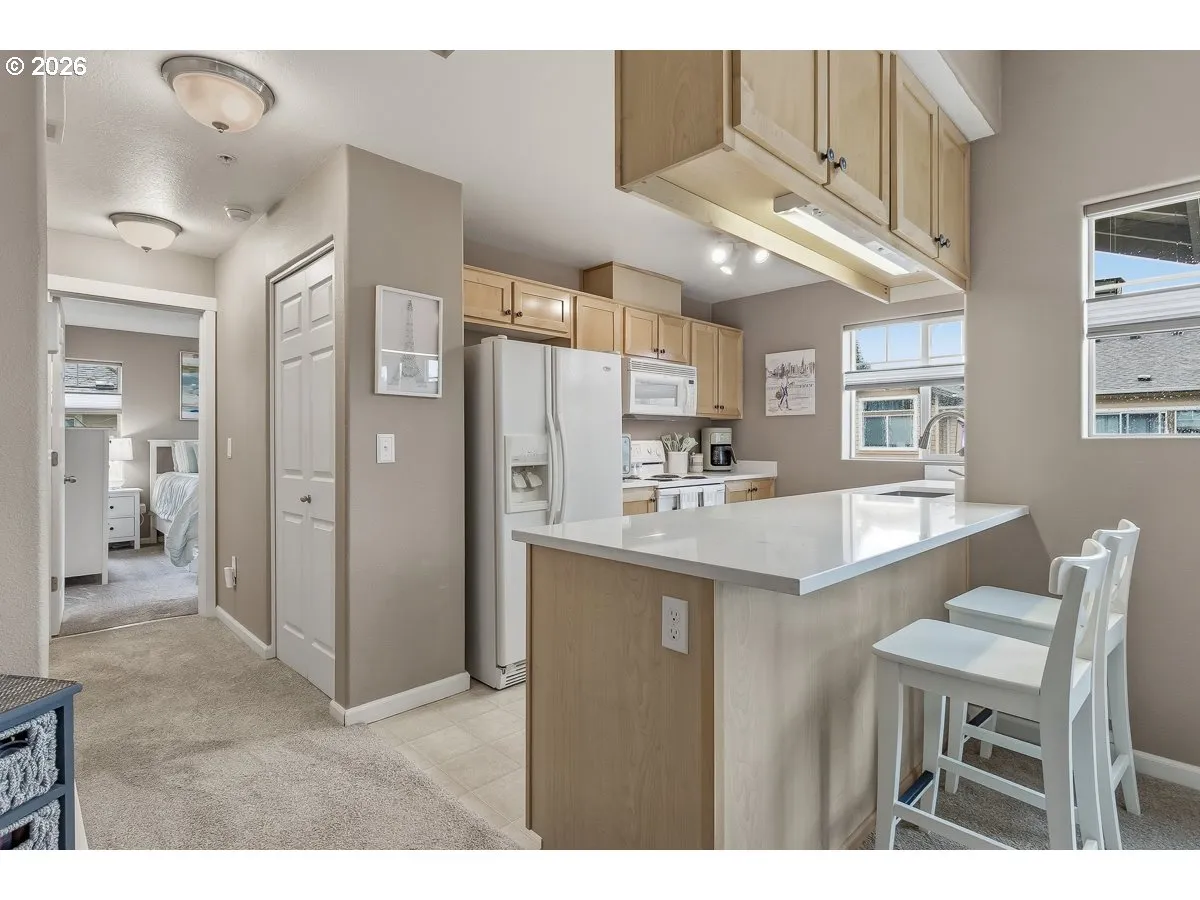 Kitchen-Breakfast Bar