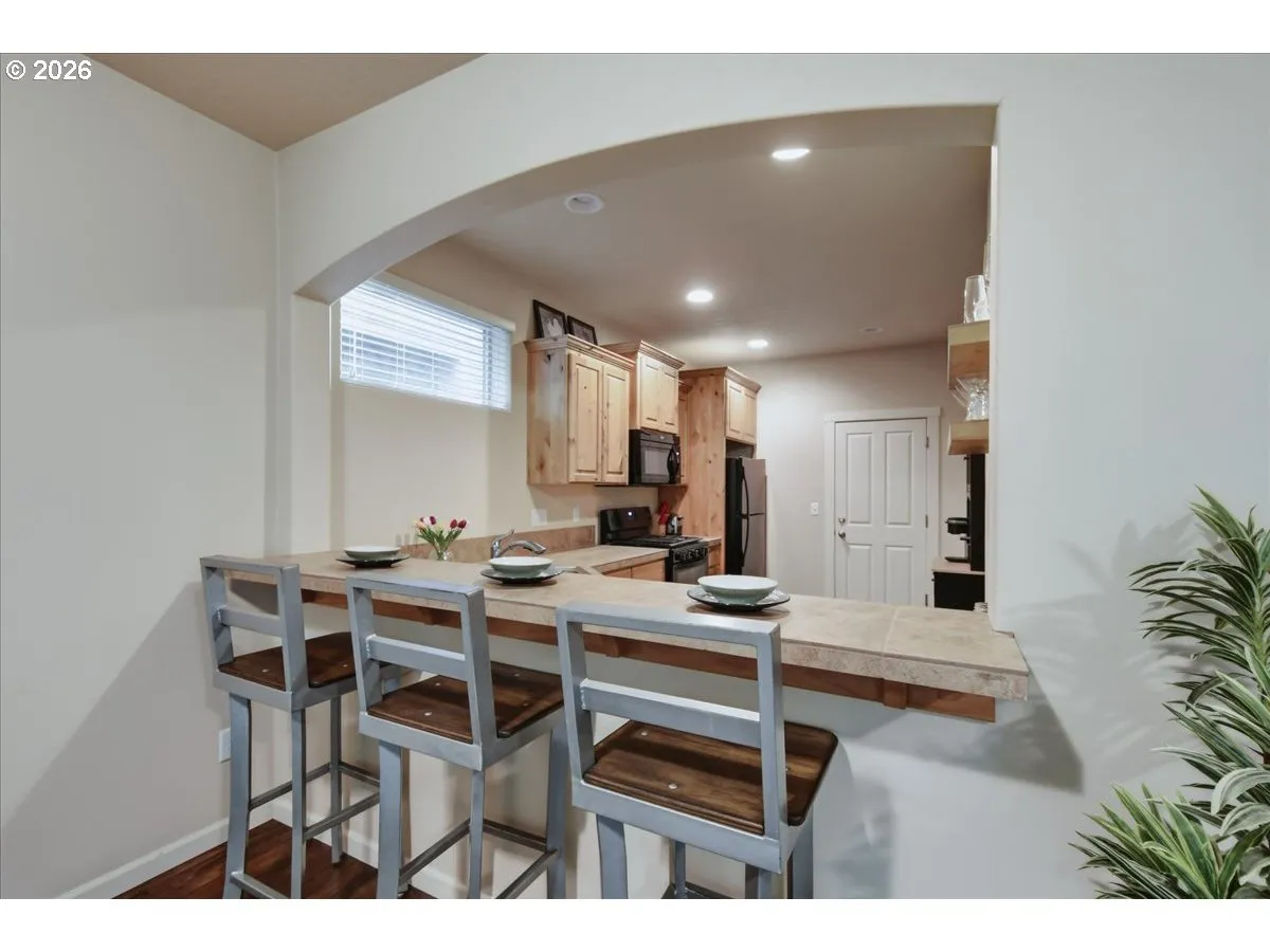 Kitchen-Breakfast Bar