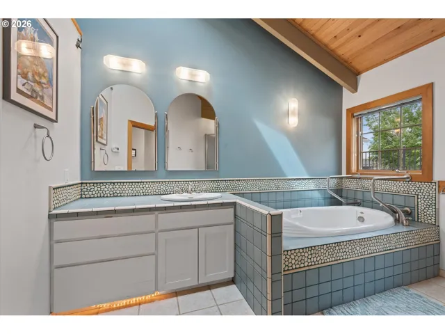 Bathroom, Attached-Garden Tub