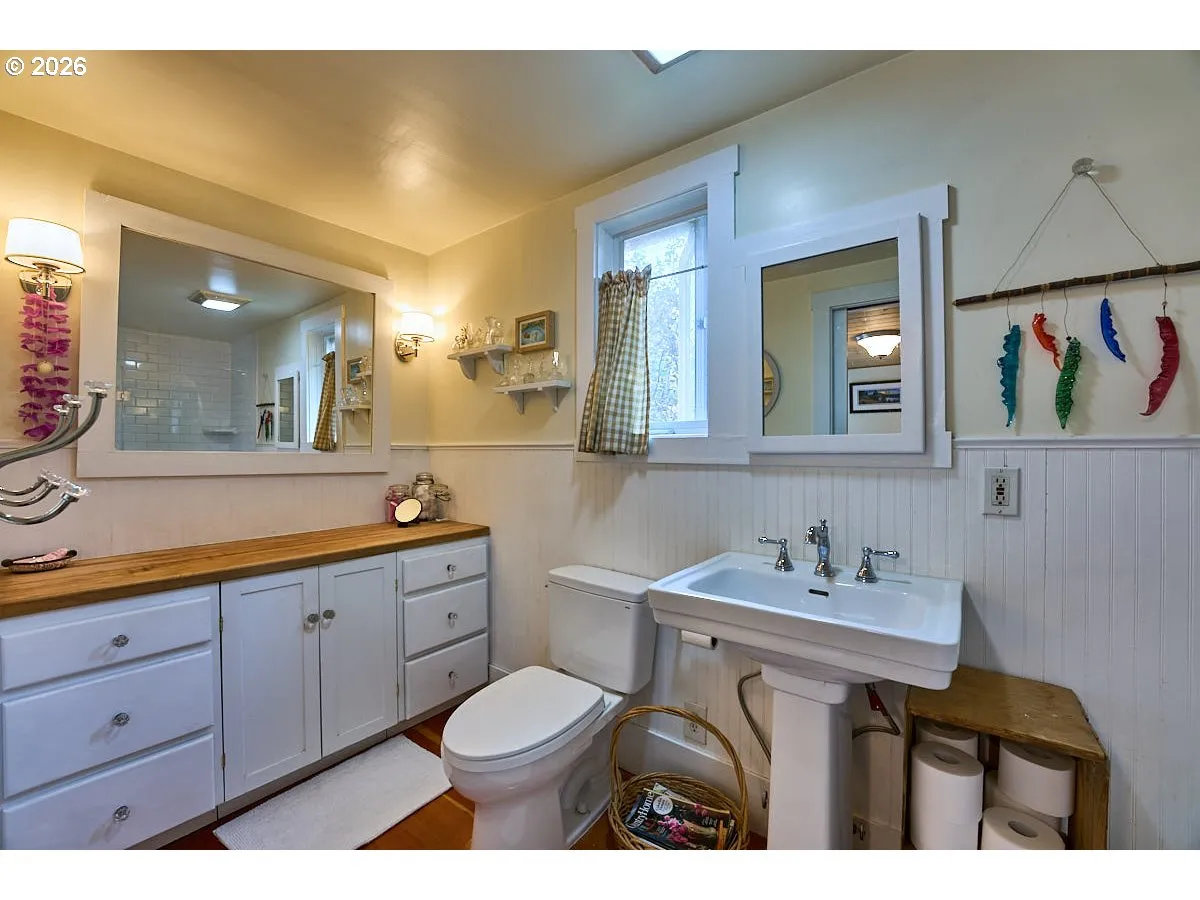 Bathroom, Attached
