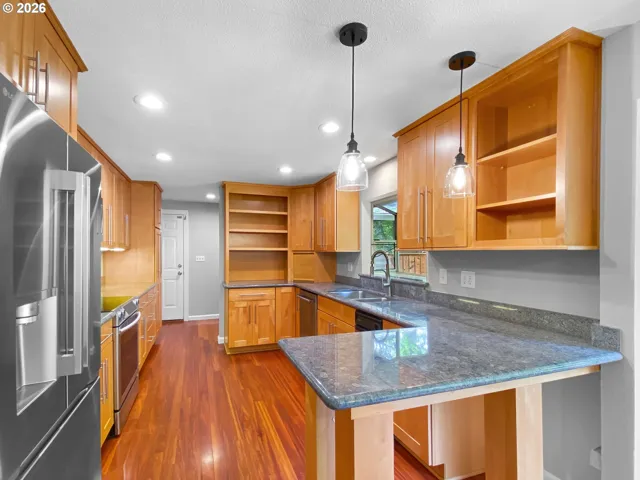 Kitchen-Breakfast Bar