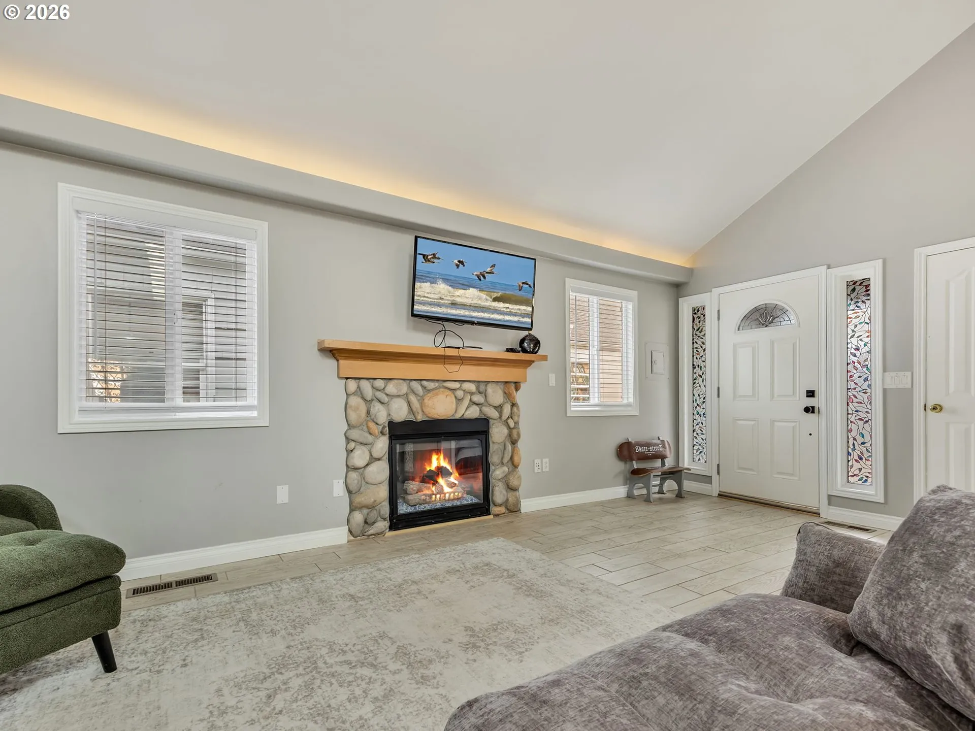 Living Room/Entrance
