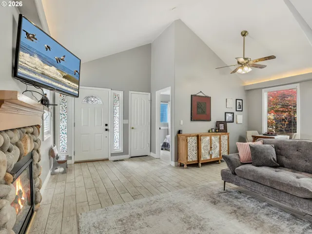 Living Room/Entrance