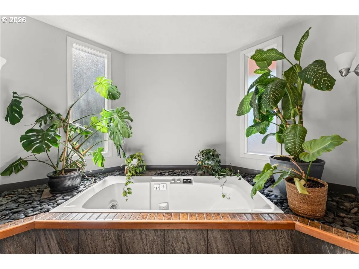 Bathroom, Attached-Garden Tub