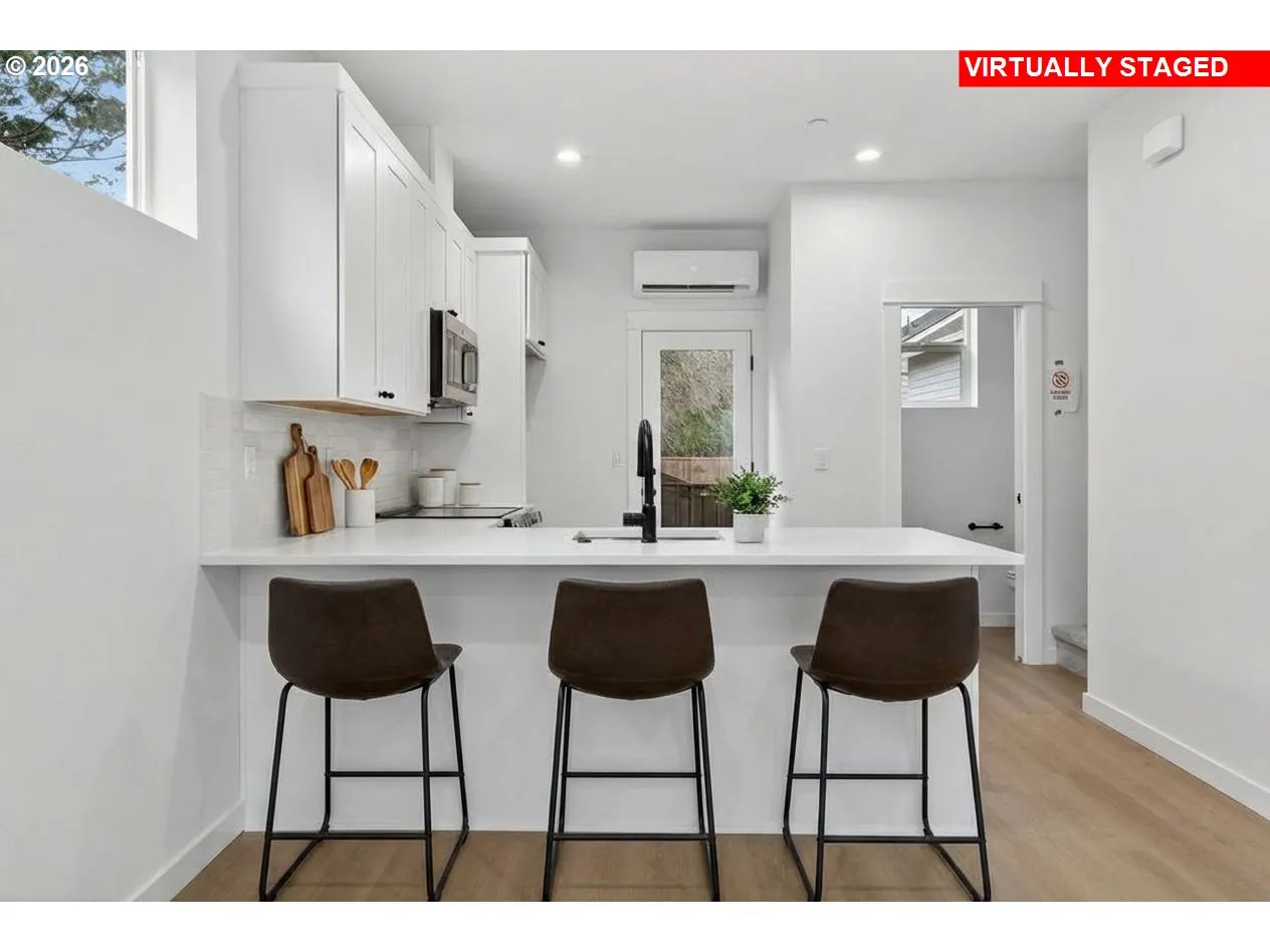 Kitchen-Breakfast Bar